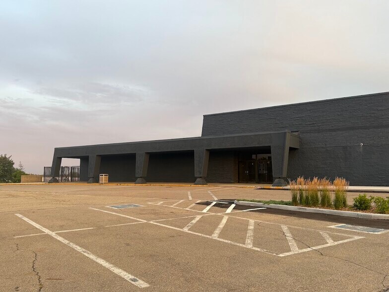 More Photos Of 2700 Miamisburg Centerville Rd, Dayton Department Store For Lease