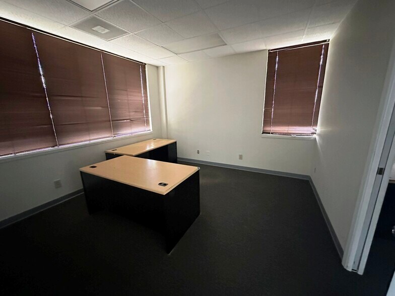 More Photos Of 105 N Falkenburg Rd, Tampa Flex For Lease