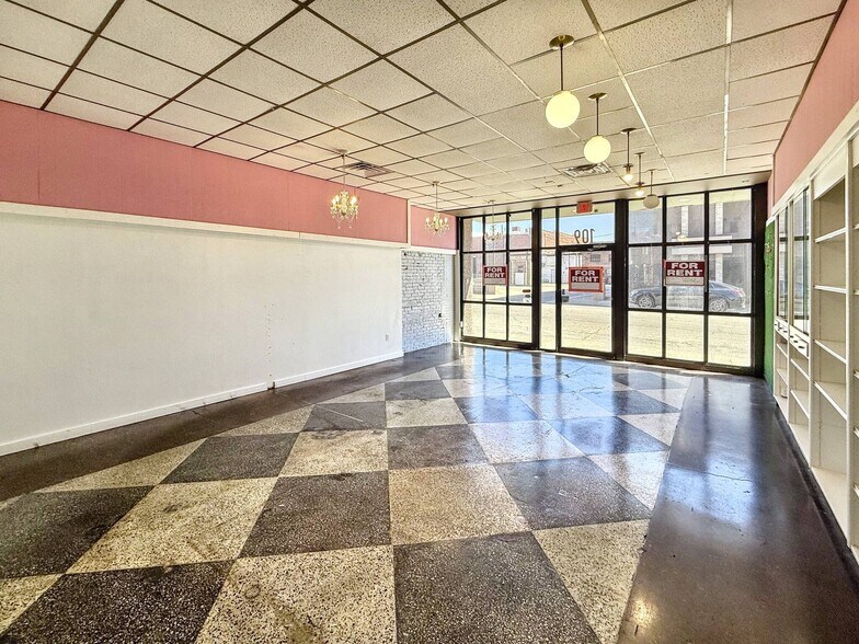 More Photos Of 109 W Monroe St, Herrin Storefront Retail Residential For Sale
