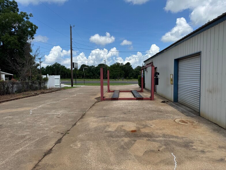 More Photos Of 15083 Highway 155 S, Tyler Warehouse For Sale