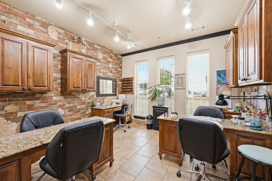 More Photos Of 8624 Davis Blvd, North Richland Hills General Retail For Lease