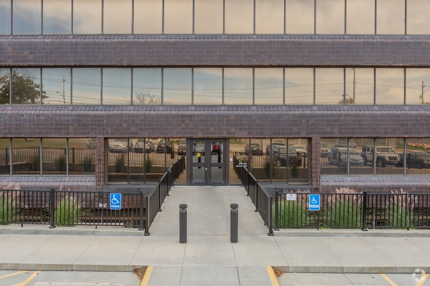 More Photos Of 24100 Chagrin Blvd, Beachwood Office For Lease