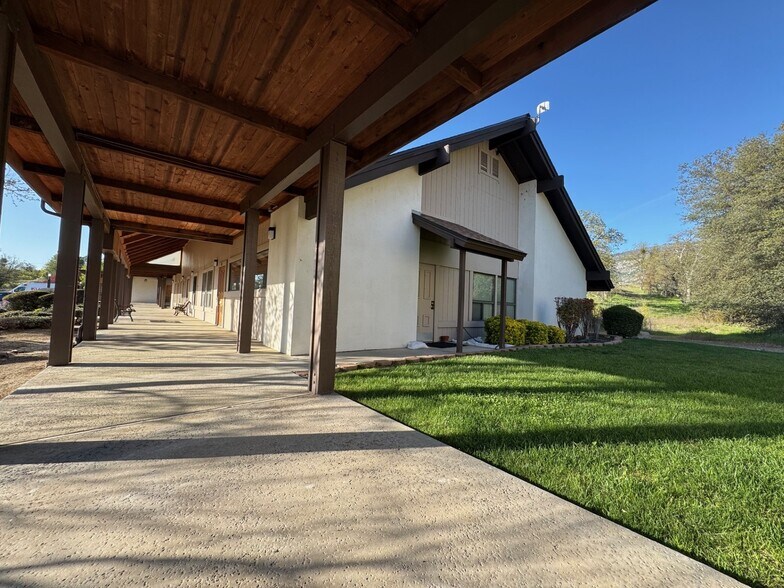 More Photos Of 31975-31985 Lodge Rd, Auberry Medical For Lease