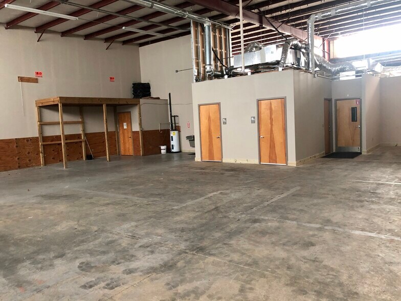 More Photos Of 7111 Davis Creek Rd, Jacksonville Warehouse For Sale