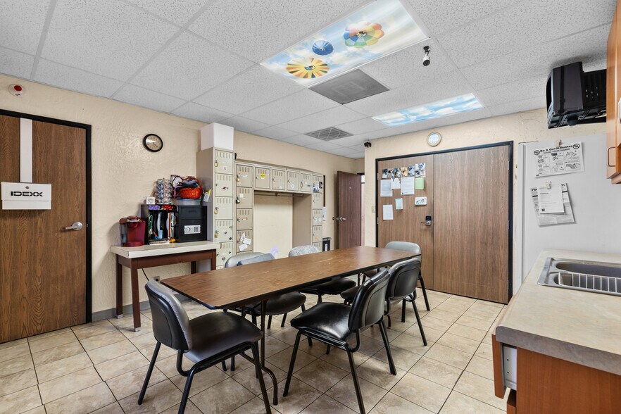 More Photos Of 26055 Bouquet Canyon Rd, Santa Clarita Veterinarian Kennel For Sale