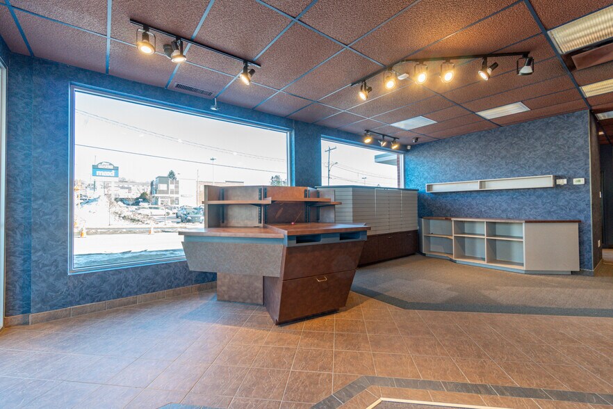 More Photos Of 786 St King E, Sherbrooke Storefront Retail Office For Sale
