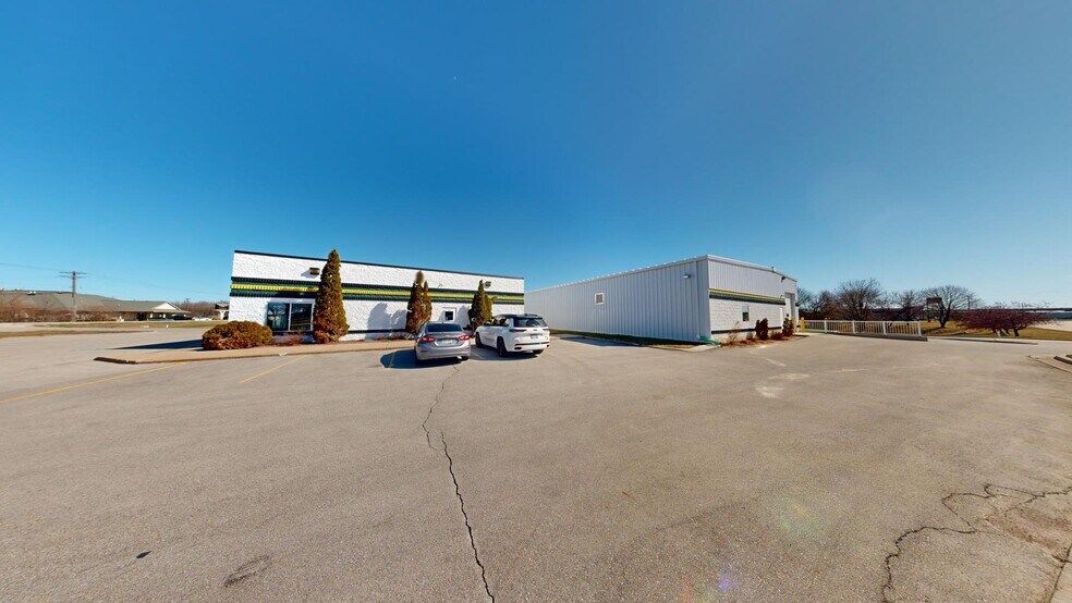 More Photos Of 1985 American Dr, Neenah Flex For Sale