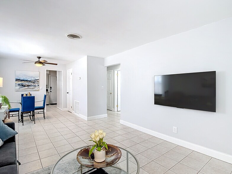 More Photos Of 139 SE Jefferson Cir N, Saint Petersburg Apartments For Sale