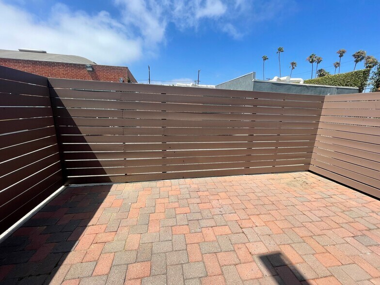 More Photos Of 529 Victoria Ave, Venice Loft Creative Space For Lease