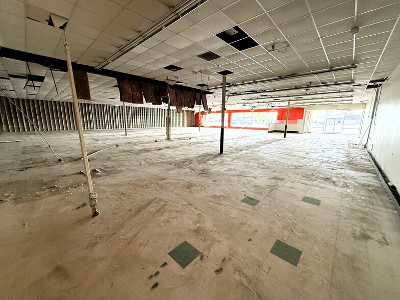 More Photos Of 11811 E 8 Mile Rd, Warren General Retail For Lease