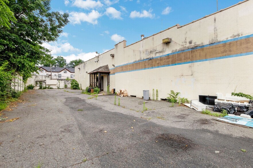 More Photos Of 200 W 4th St, Plainfield Light Distribution For Lease