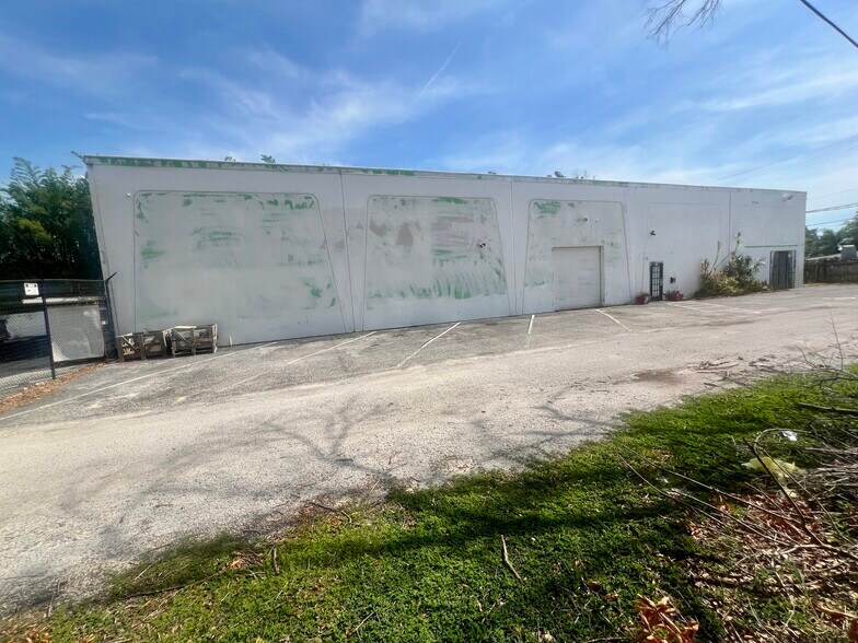 Primary Photo Of 7704 W Hillsborough Ave, Tampa Warehouse For Lease