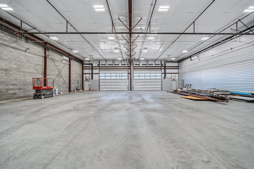 More Photos Of 2995 Kiowa Blvd N, Lake Havasu City Warehouse For Lease