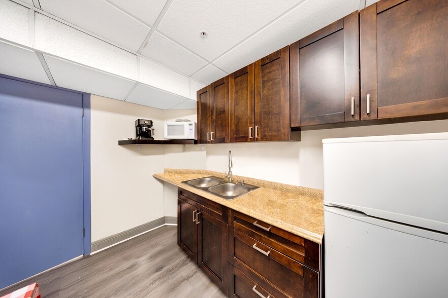 More Photos Of 7655-7669 NW 50th St, Miami Office For Sale