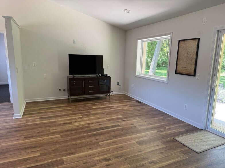 More Photos Of 8864 Whitmore Lake Rd, Brighton Office Residential For Lease
