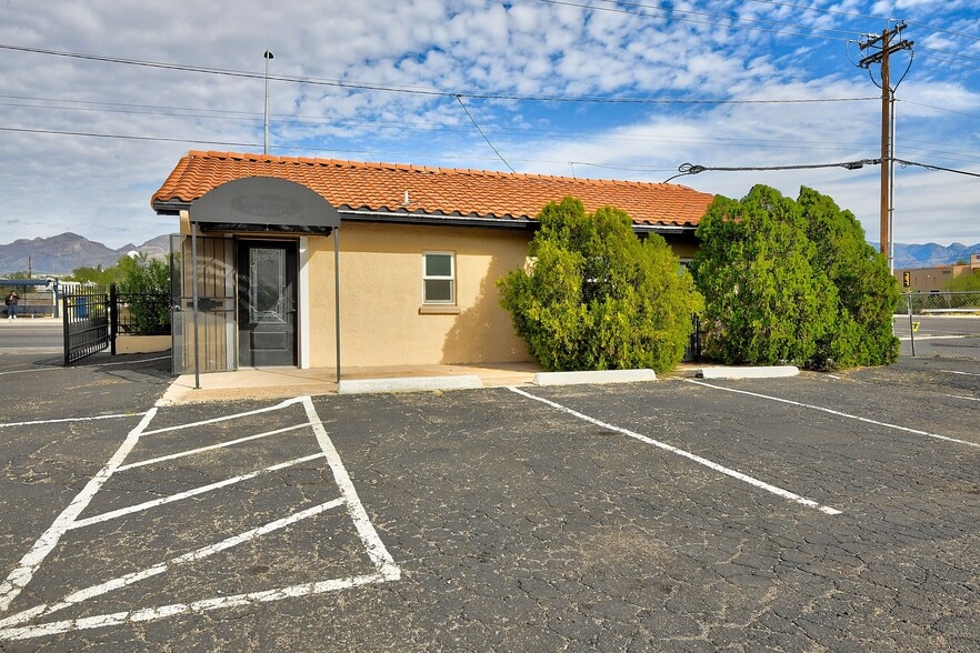 More Photos Of 3854 E Fort Lowell Rd, Tucson Freestanding For Sale