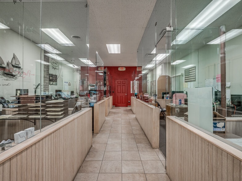 More Photos Of 3730-3732 N MacArthur Blvd, Warr Acres Showroom For Lease