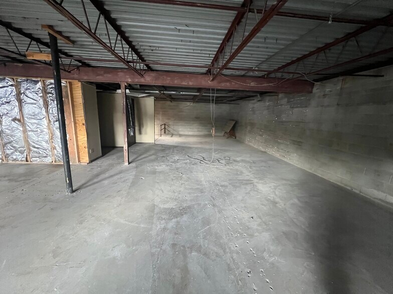 More Photos Of 5565-5571 Westerville Rd, Westerville Warehouse For Lease