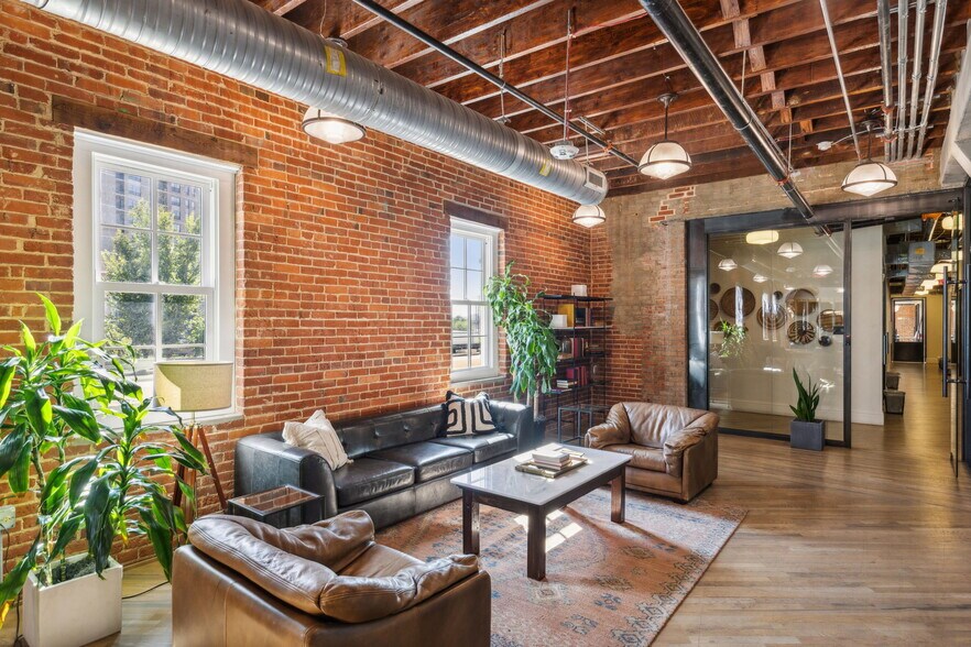 More Photos Of 3309 Elm St, Dallas Medical For Lease