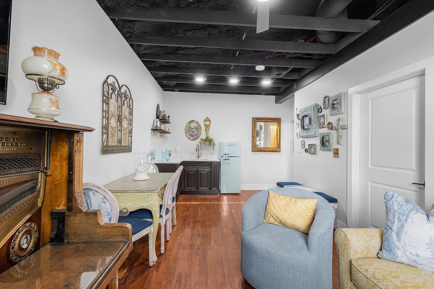 More Photos Of 156 Camellia St, Biloxi General Retail For Sale