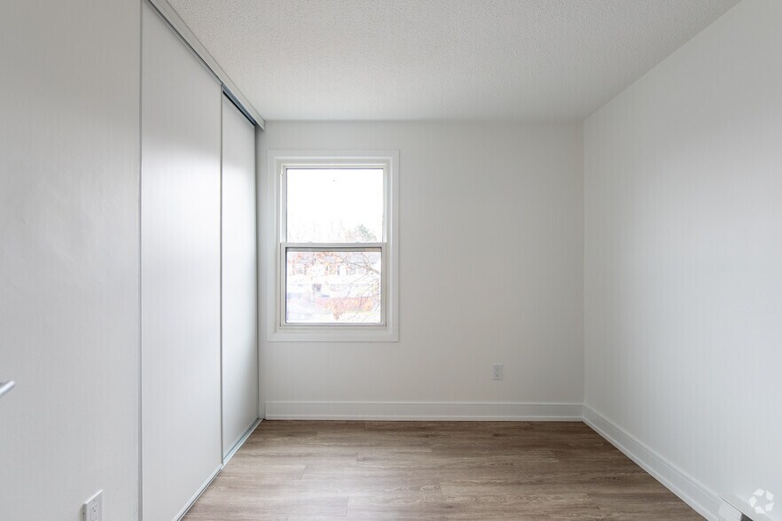 More Photos Of 100 Rideau St, Oshawa Apartments For Sale