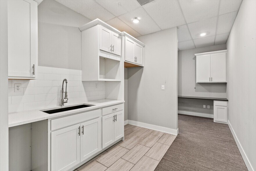 More Photos Of 55-95 Dartmoor Dr, Waukee General Retail For Lease