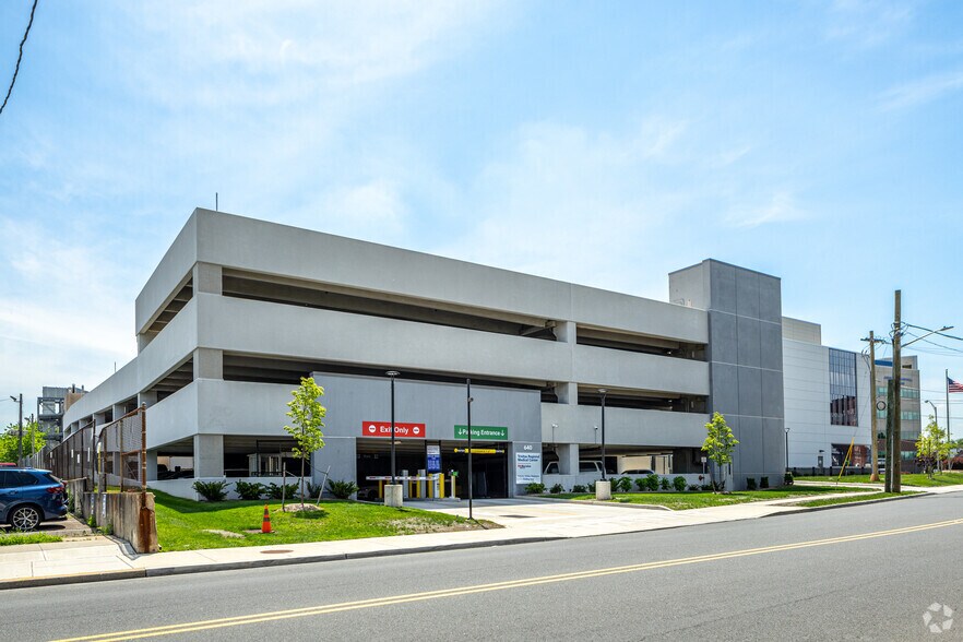 More Photos Of 200-226 Williamson St, Elizabeth Medical For Lease