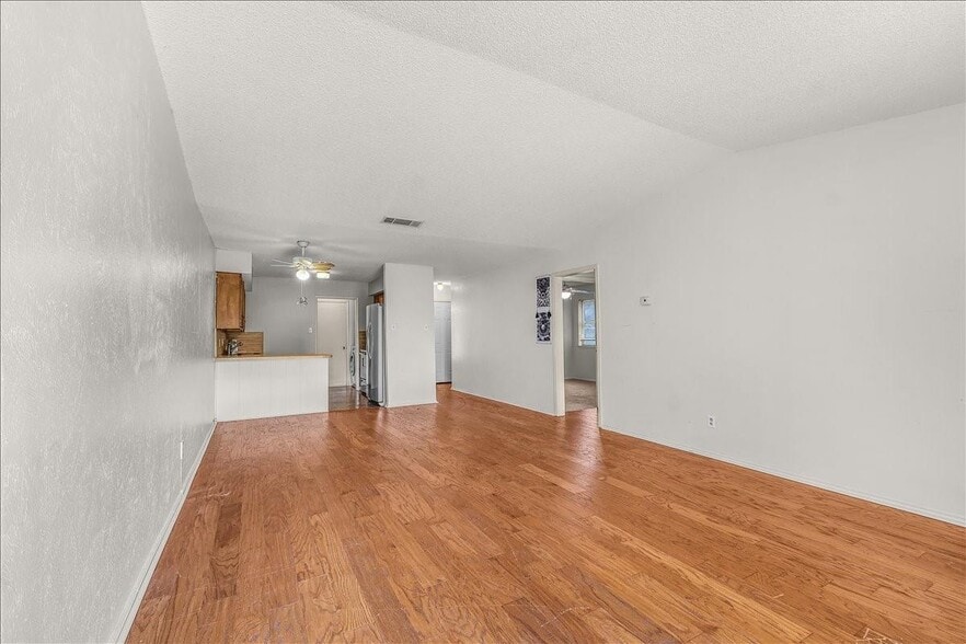 More Photos Of 6817-6819 W Cleburne Rd, Fort Worth Specialty For Sale