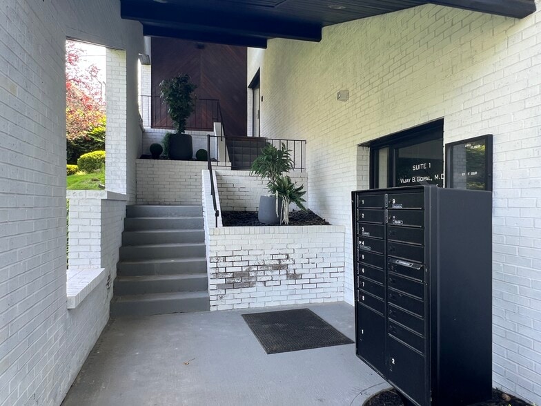 More Photos Of 76 E Main St, Huntington Medical For Lease