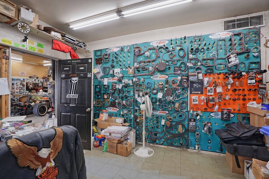 More Photos Of 140 S River St, Franklin Storefront For Sale