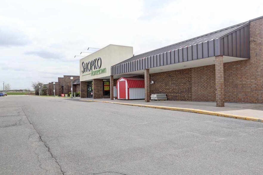 More Photos Of 1011-1013 E Spruce St, Abbotsford Storefront Retail Office For Lease