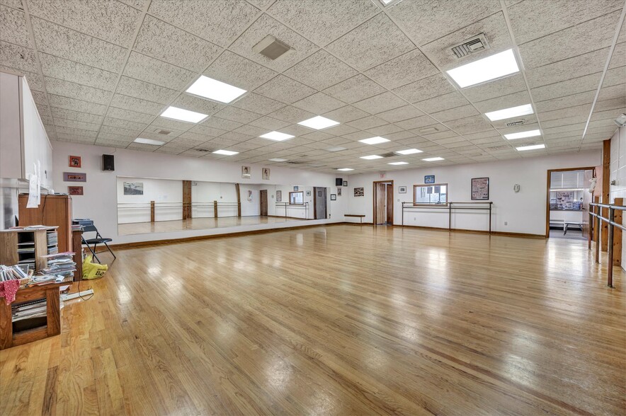More Photos Of 170-212 N Plains Industrial Rd, Wallingford Light Manufacturing For Sale