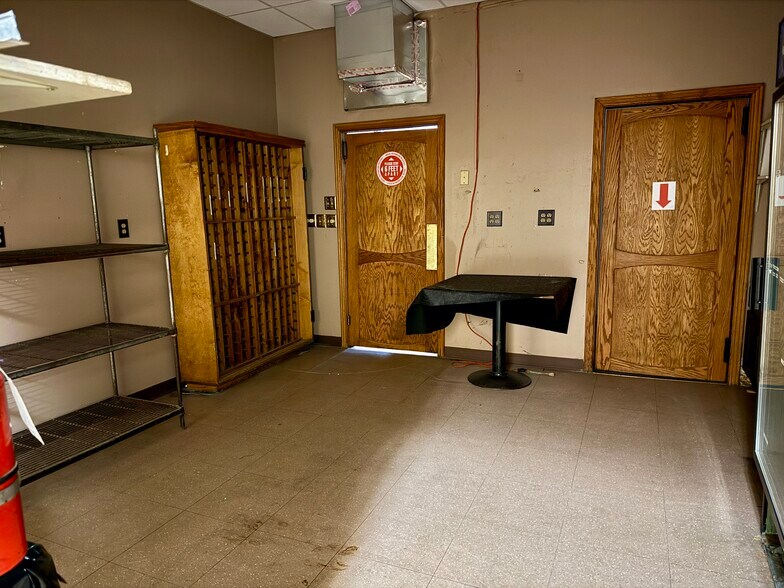 More Photos Of 33 N Washington St, Berkeley Springs Restaurant For Sale