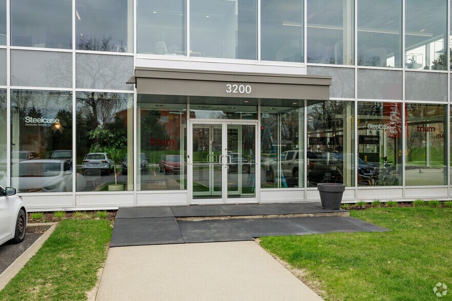 More Photos Of 3200 St Saint-Patrick, Montréal Showroom For Lease