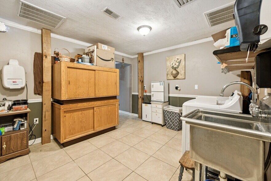 More Photos Of 220 Public Sq, Lafayette General Retail For Sale