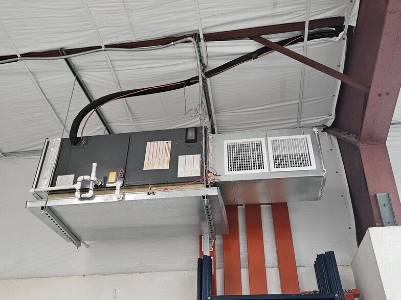 More Photos Of 1261 W Hurst Blvd, Hurst Warehouse For Lease