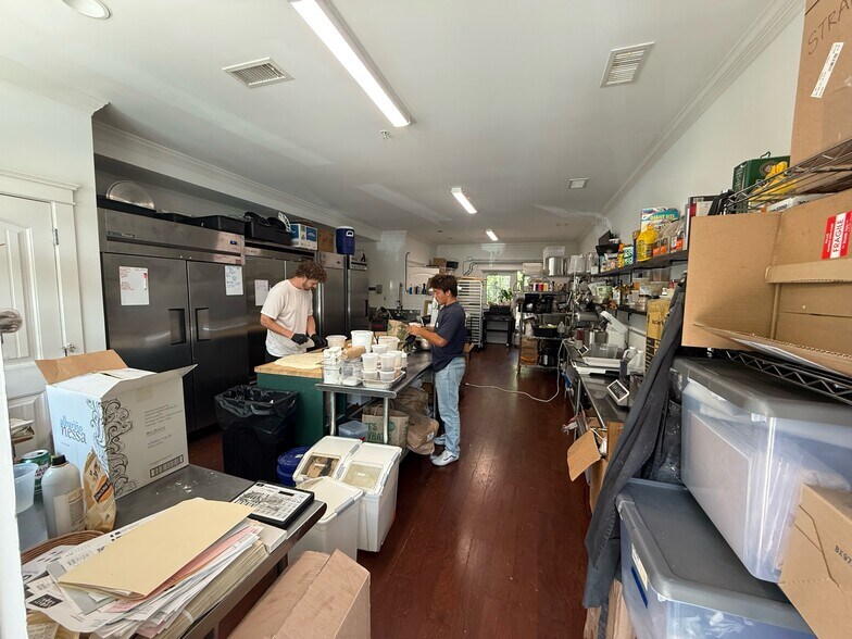 More Photos Of 708 S Shelmore Blvd, Mount Pleasant Storefront Retail Residential For Lease