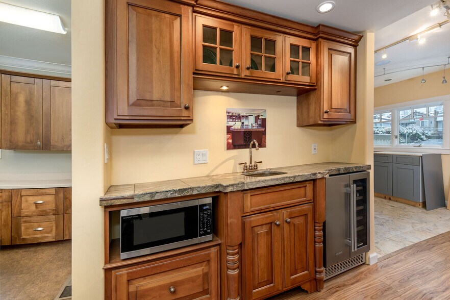 More Photos Of 1072 E Main St, Grass Valley Office For Sale