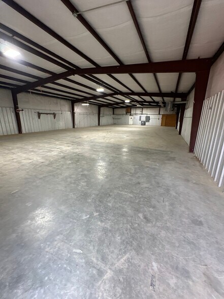 More Photos Of 62 Industrial Park Cir, Benton Light Distribution For Lease