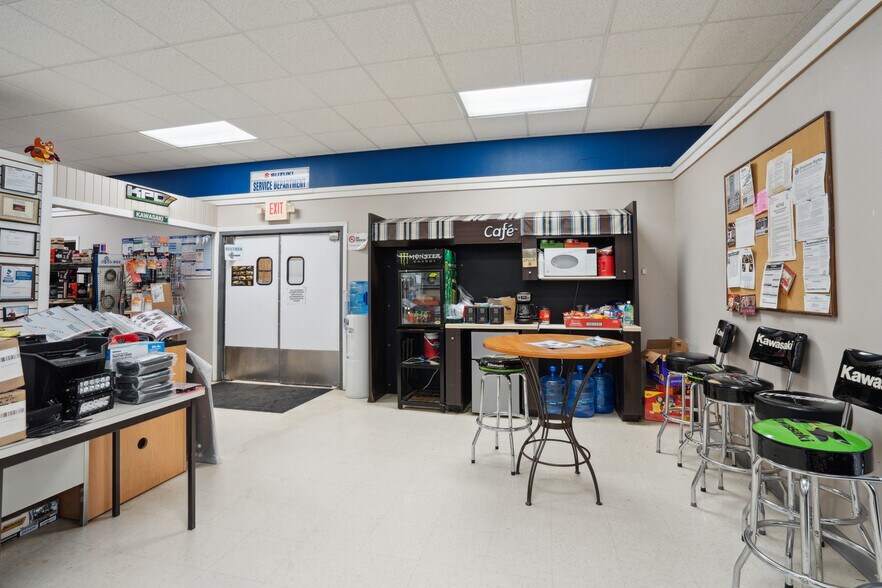 More Photos Of 1001 Short St, Decorah Auto Dealership For Sale