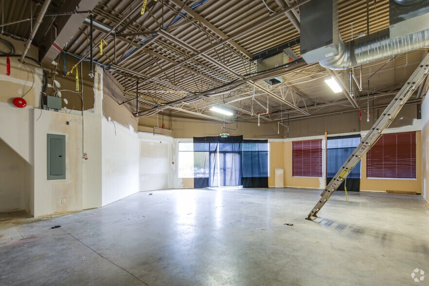 More Photos Of 1601-1715 152 St, Surrey Storefront Retail Office For Lease