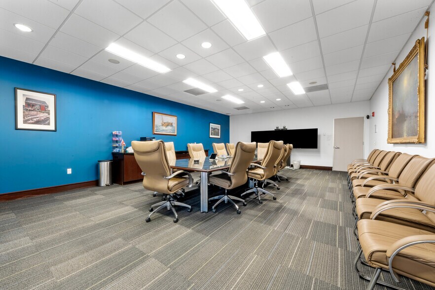 More Photos Of 15635 Jacintoport Blvd, Houston Office For Lease