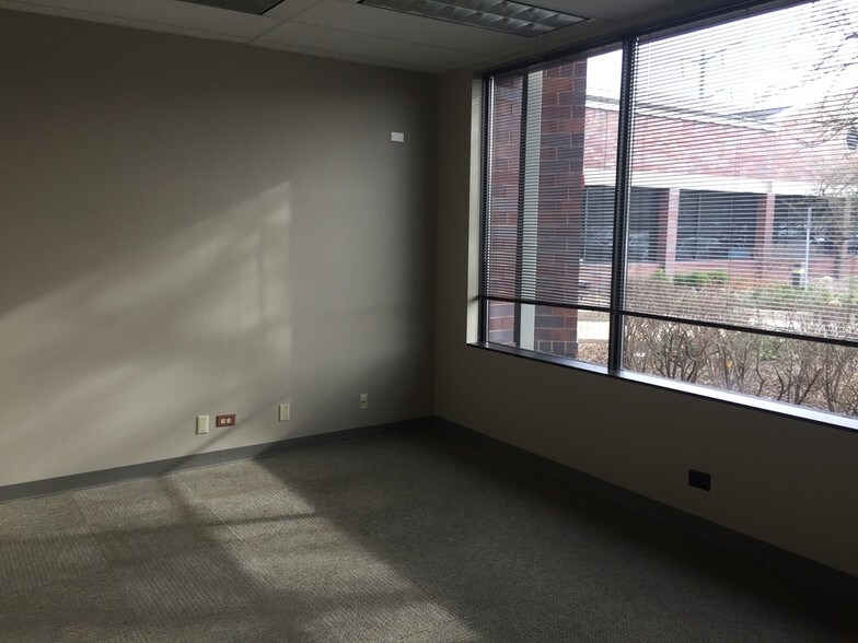 More Photos Of 3100 W Higgins Rd, Hoffman Estates Medical For Lease