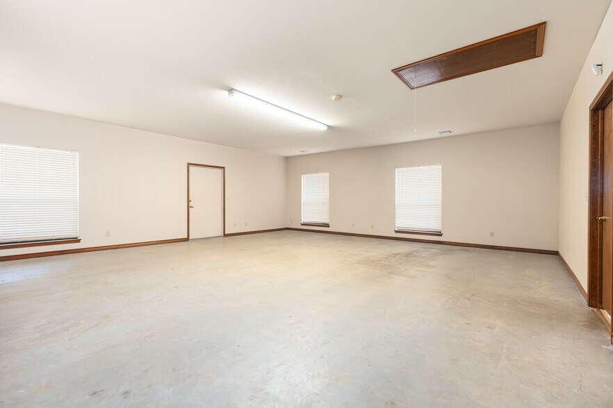 More Photos Of 625 Kennedy Ct, Belton Office For Sale