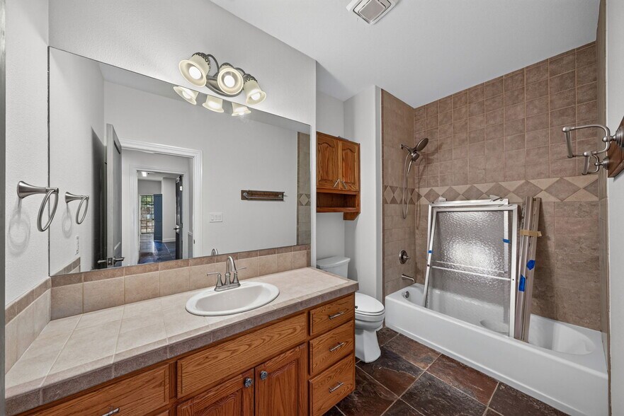 More Photos Of 2234 Highway 90 w, Castroville Flex For Sale