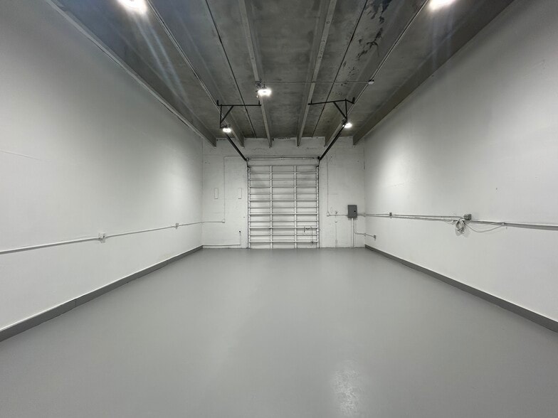 More Photos Of 1241-1251 N Dixie Hwy, Pompano Beach Warehouse For Lease