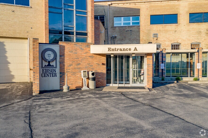 More Photos Of 101 W Edison Ave, Appleton Flex For Lease