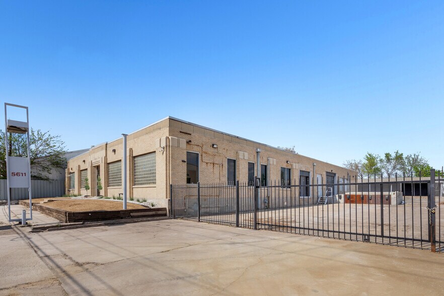 More Photos Of 5611 Clinton Dr, Houston Warehouse For Lease
