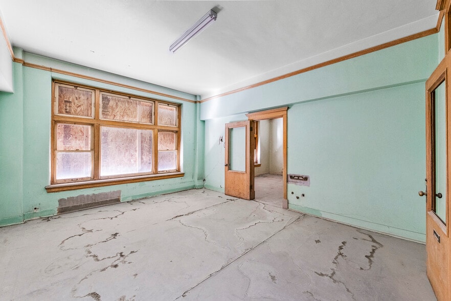 More Photos Of 502 S Main St, Rock Springs General Retail For Sale