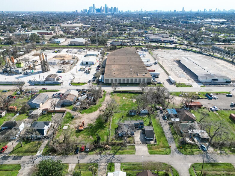 More Photos Of 215 Bennington St, Houston Warehouse For Sale